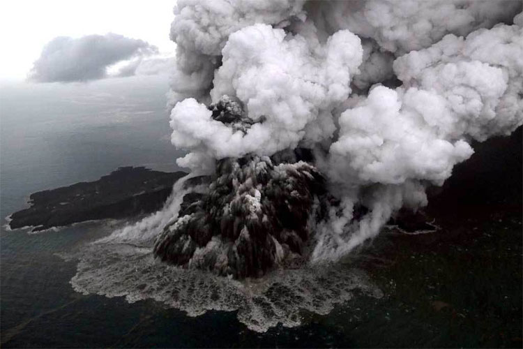 Núi lửa phun trào được cho là nguyên nhân gây ra sóng thần.