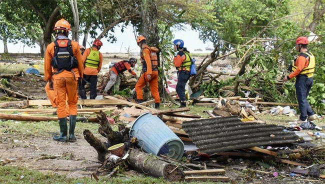 Các nhân viên cứu hộ đang tiếp cận tại các bờ biển của Java và Sumatra để tìm kiếm những người sống sót