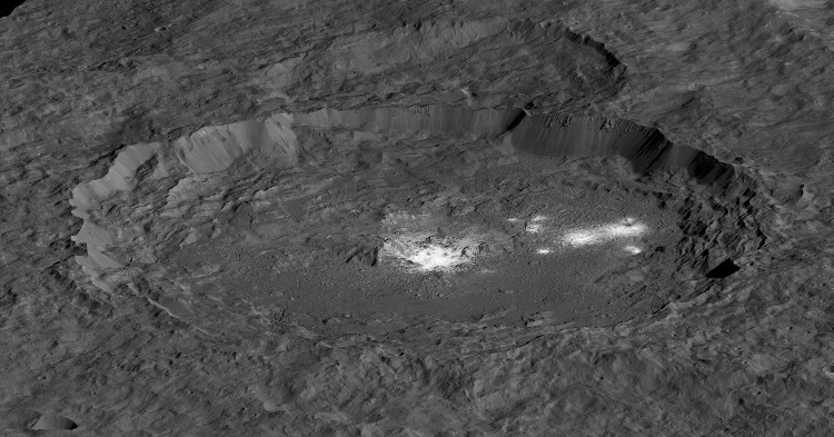 Vết trắng sáng xuất hiện rải rác trên hành tinh lùn Ceres.