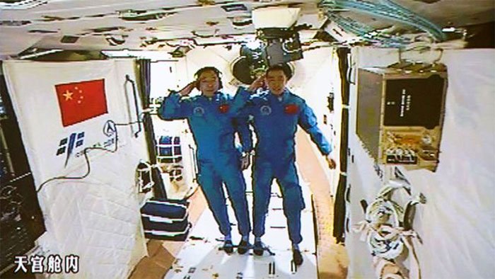 Hai phi hành gia Trung Quốc trên trạm Thiên Cung 2 vào ngày 19/10/2016