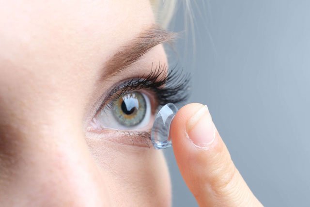 Kính áp tròng mềm có đường kính lớn hơn đường kính giác mạc nên thường hay gây biến chứng.