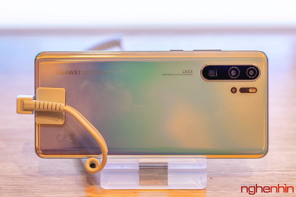 Trên tay Huawei P30 Pro đầu tiên tại Việt Nam: bóng bẩy nhưng điểm nhấn là camera   ảnh 2