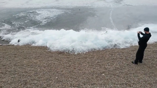 Hiện tượng kỳ lạ: Sóng đóng băng, vỡ tan như kính trên hồ nước ngọt lớn nhất thế giới - Ảnh 2.