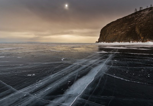 Hiện tượng kỳ lạ: Sóng đóng băng, vỡ tan như kính trên hồ nước ngọt lớn nhất thế giới - Ảnh 5.