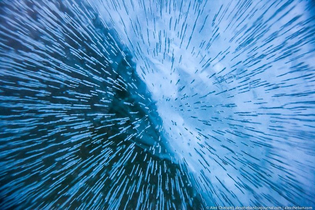 Hiện tượng kỳ lạ: Sóng đóng băng, vỡ tan như kính trên hồ nước ngọt lớn nhất thế giới - Ảnh 9.
