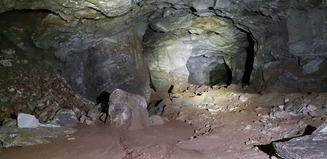 Lối vào hầm mỏ nằm ngay bên dưới hố tử thần