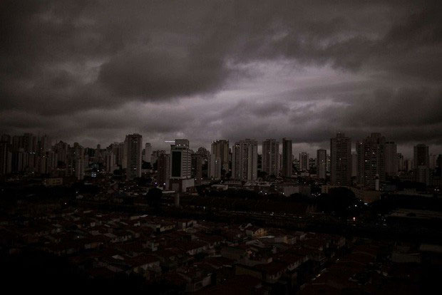 São Paulo đen kịt giữa ban ngày như tận thế do khói từ cháy rừng.