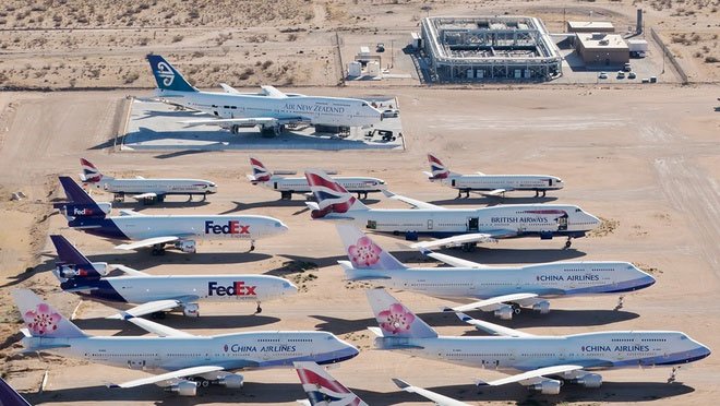 Cảng hàng không Nam California đã xuất hiện trong nhiều phim, như The Sum of All Fears hay Jarhead.