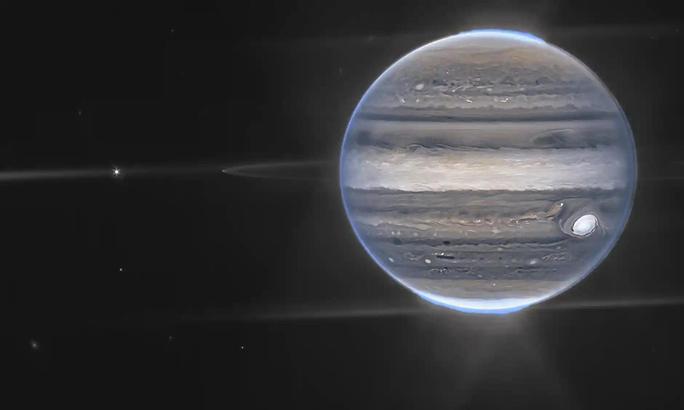 James Webb chụp bão cực quang bạch kim đủ sức nuốt Trái Đất - Ảnh 1.