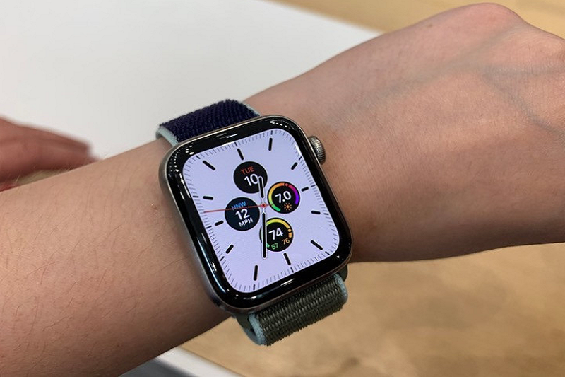 Gia chenh mot nua, chon Apple Watch Series 5 hay Series 3?