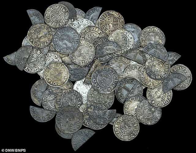 Những đồng tiền nghìn năm tuổi chôn vùi dưới trang trại ở Suffolk.