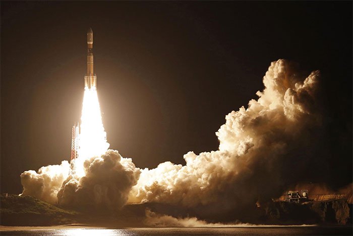 Tên lửa đẩy H-2B mang theo tàu vũ trụ không người lái Kounotori 8 rời bệ phóng tại Trung tâm vũ trụ Tanegashima