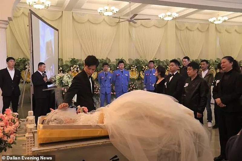 Chang trai ket hon voi nguoi yeu ngay tai dam tang gay xuc dong