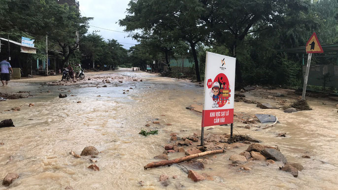 Một khu dân cư ở TP Nha Trang bị sạt lở, ngập nặng