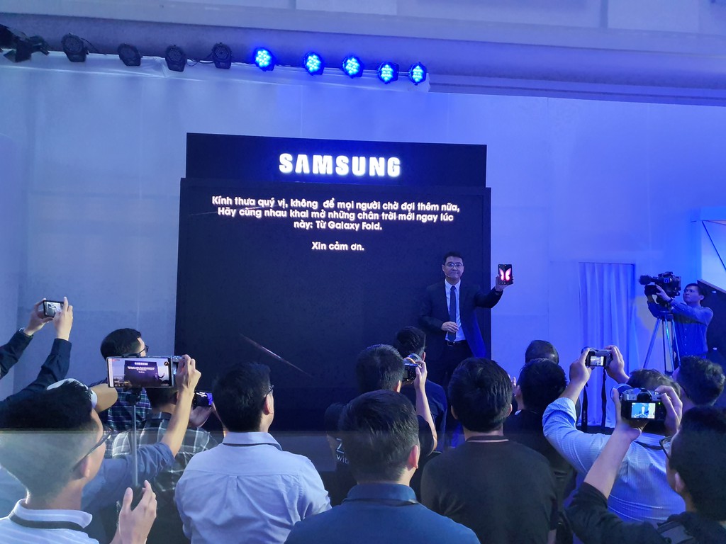 Samsung Galaxy Fold màn hình gập chính thức ra mắt người dùng Việt giá 50 triệu  ảnh 1