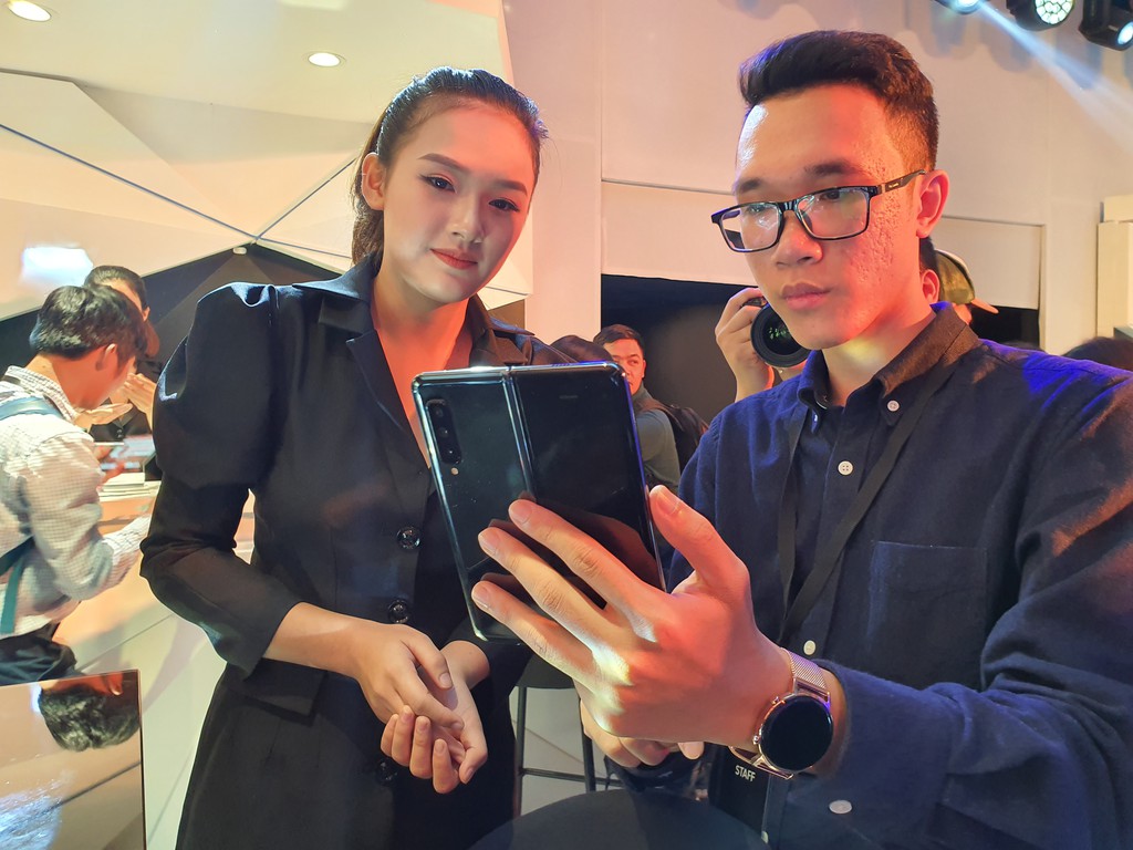Samsung Galaxy Fold màn hình gập chính thức ra mắt người dùng Việt giá 50 triệu  ảnh 2