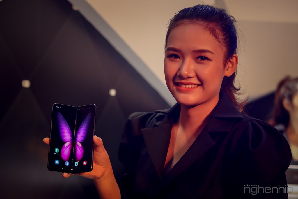 Siêu phẩm Samsung Galaxy Fold smartphone màn hình gập ra mắt người dùng Việt giá 50 triệu  ảnh 13