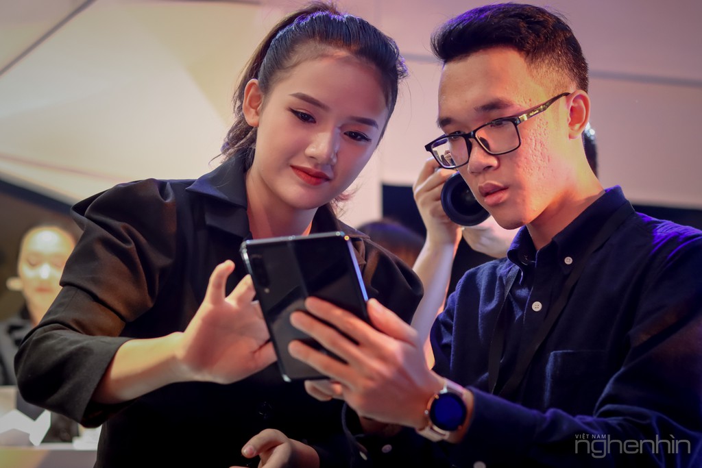 Siêu phẩm Samsung Galaxy Fold smartphone màn hình gập ra mắt người dùng Việt giá 50 triệu  ảnh 8