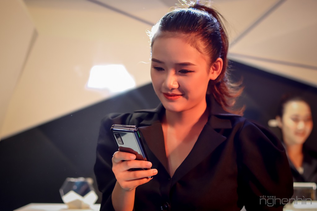 Siêu phẩm Samsung Galaxy Fold smartphone màn hình gập ra mắt người dùng Việt giá 50 triệu  ảnh 10