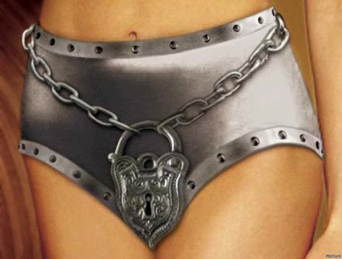 Đai trinh tiết là 1 bộ bikini bọc sắt với tấm chắn phía trước để tiểu tiện và phần kim loại dày 2cm che ngoài âm đạo.