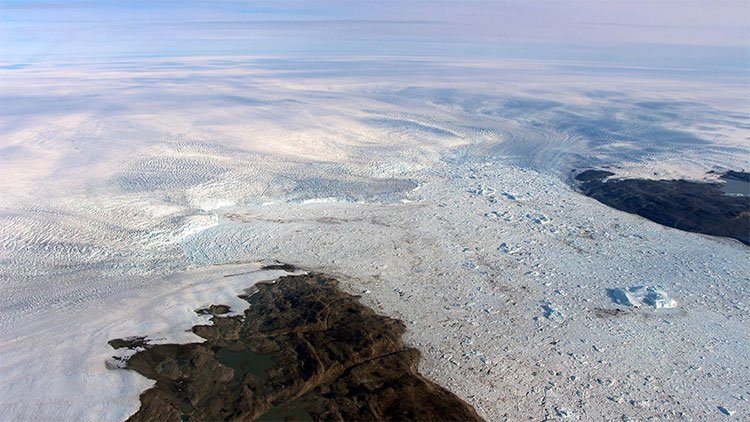 Những phần đất lộ ra hiếm hoi trên dòng sông băng Jakobshavn của Greenland 