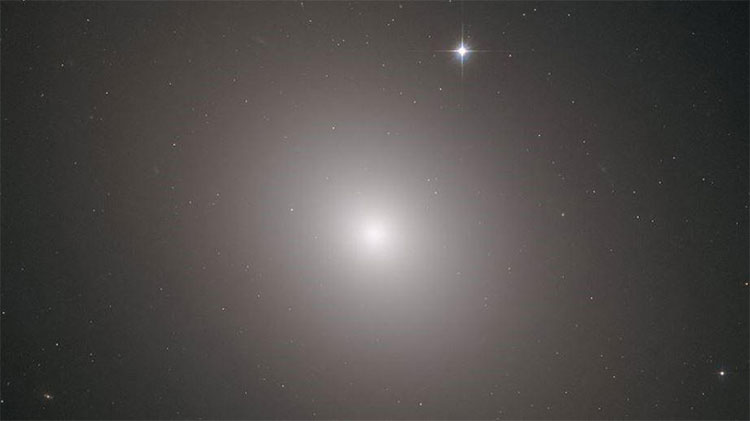 Ảnh chụp Messier 49, thiên hà chứa 200 tỷ ngôi sao.