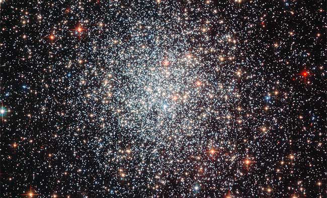 Ảnh chụp những ngôi sao sáng rực trong thiên hà Messier 28.