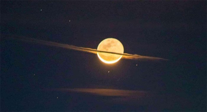Hình ảnh tuyệt đẹp này đã ghi lại một viễn cảnh mới về Mặt trăng khiến nó trông giống như sao Thổ.