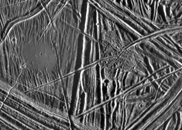Băng ở Greenland giúp các nhà nghiên cứu tìm sự sống trên Europa, vệ tinh lạnh giá của Sao Thổ - Ảnh 2.