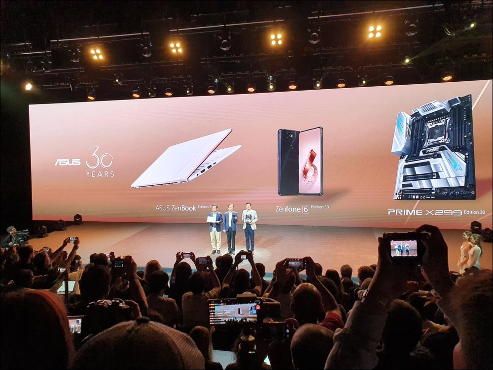 Asus tung loạt sản phẩm mới: Laptop hai màn hình, phiên bản đặc biệt của Zenfone 6