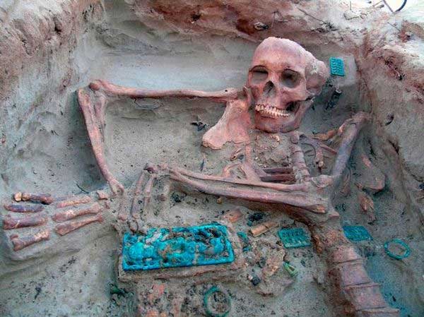 Cận cảnh hài cốt được tìm thấy trong các ngôi mộ tại “Atlantis Nga” và các đồ vật chôn theo.