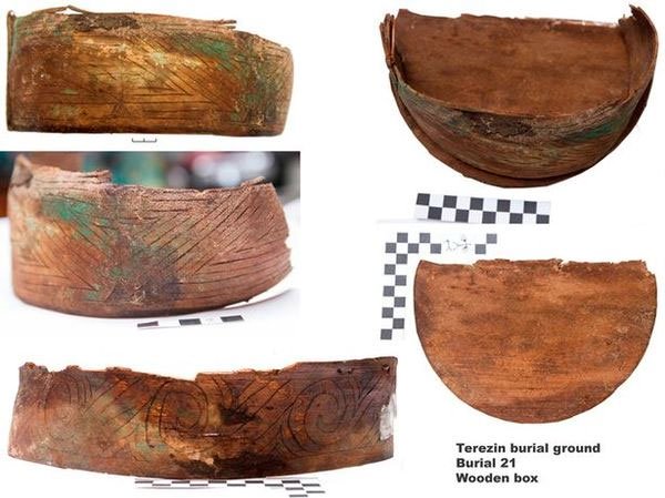  Những mảnh gỗ được chạm trổ cầu kì cũng được tìm thấy trong các ngôi mộ.