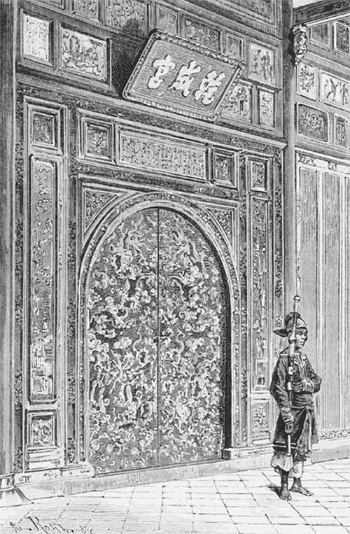Một trong các cửa sơn son ở hậu cung triều đình Huế.