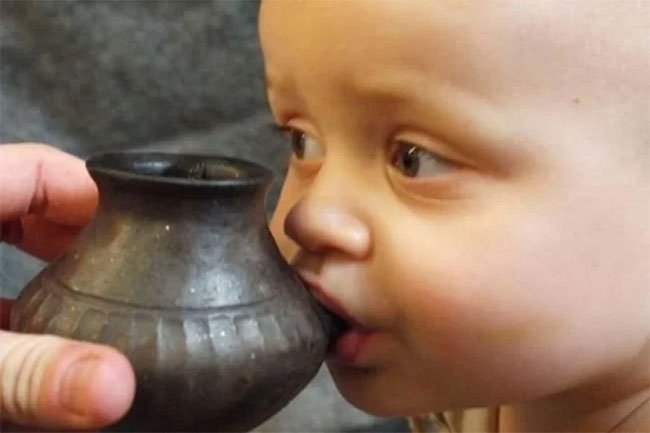 Bình sữa thời tiền sử đủ nhỏ để trẻ cầm và bú.