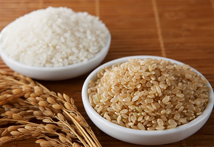 Trong gạo lứt và gạo trắng đều có chất MB, MB và tricin giúp giảm quá trình lão hóa da.