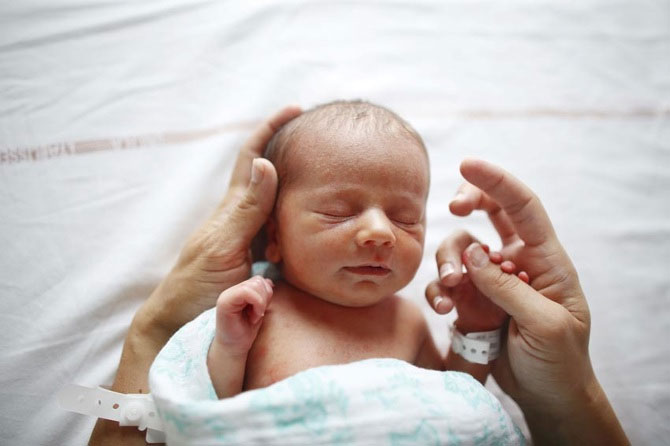Em bé sinh mổ không được nhận một số vi khuẩn từ mẹ như những em bé sinh thường