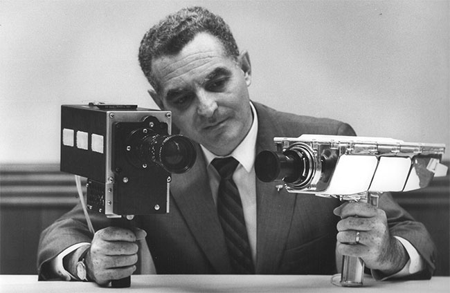 Stan Lebar cùng hai chiếc máy ảnh được sử dụng trong nhiệm vụ Apollo 11.