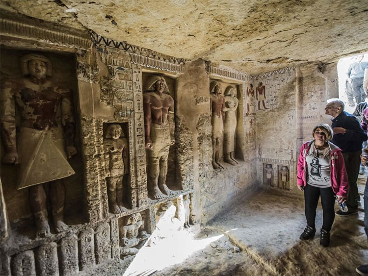 Du khách tham quan ngôi mộ cổ vừa được khai quật ở Saqqara, phía tây thành phố Cairo.