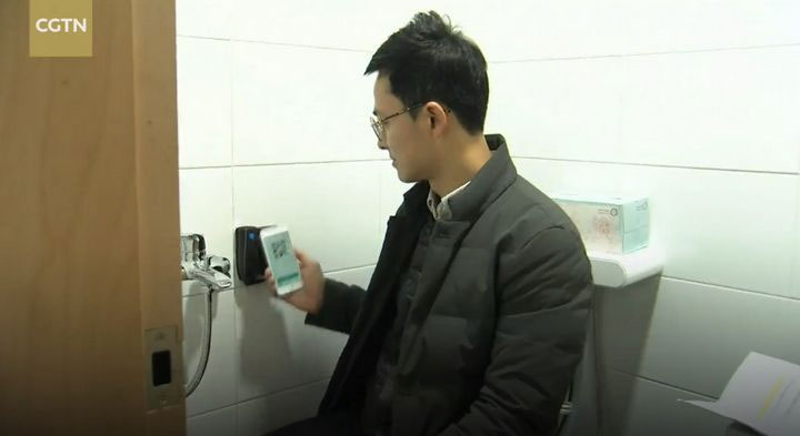 Người sử dụng toilet sẽ được tặng mã sau khi quét mã QR Code.