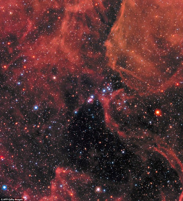 SN 1987A nằm chính giữa bức ảnh
