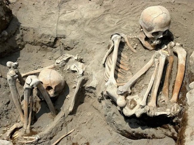 Hai trong 50 bộ xương người thời kỳ Tiền Tây Ban Nha được phát hiện.