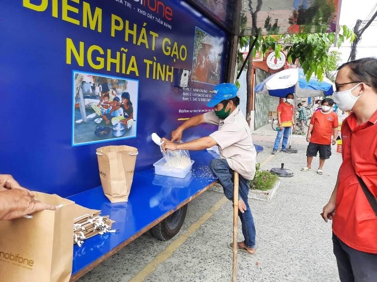 MobiFone trao tặng hơn 7.000 suất quà cho Hội Chữ thập đỏ thành phố Hà Nội ủng hộ người nghèo trong đại dịch Covid