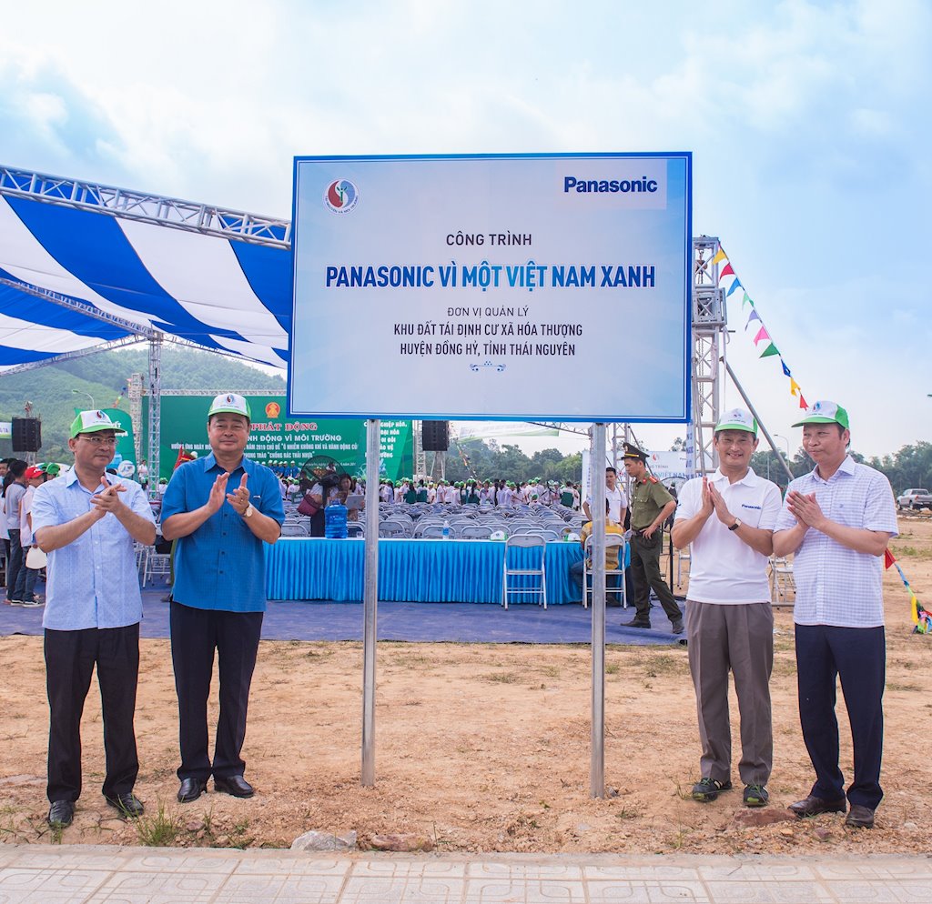 Panasonic Việt Nam trồng cây xanh, đổi pin cũ để phát động người Việt sống xanh