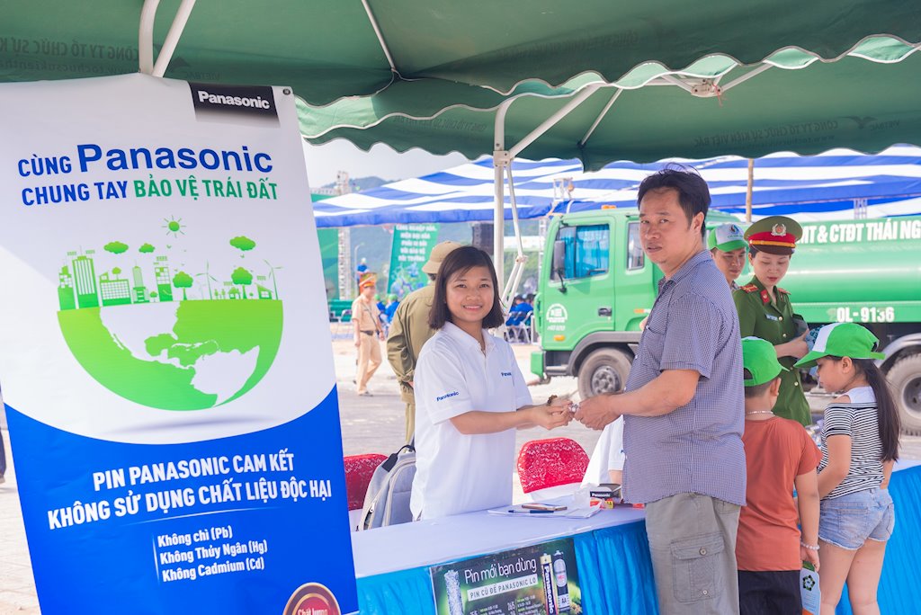 Panasonic Việt Nam trồng cây xanh, đổi pin cũ để phát động người Việt sống xanh