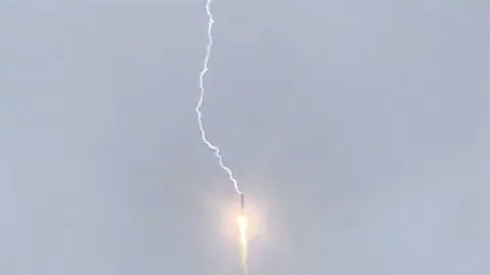 Tên lửa đẩy Soyuz bị sét đánh trúng.