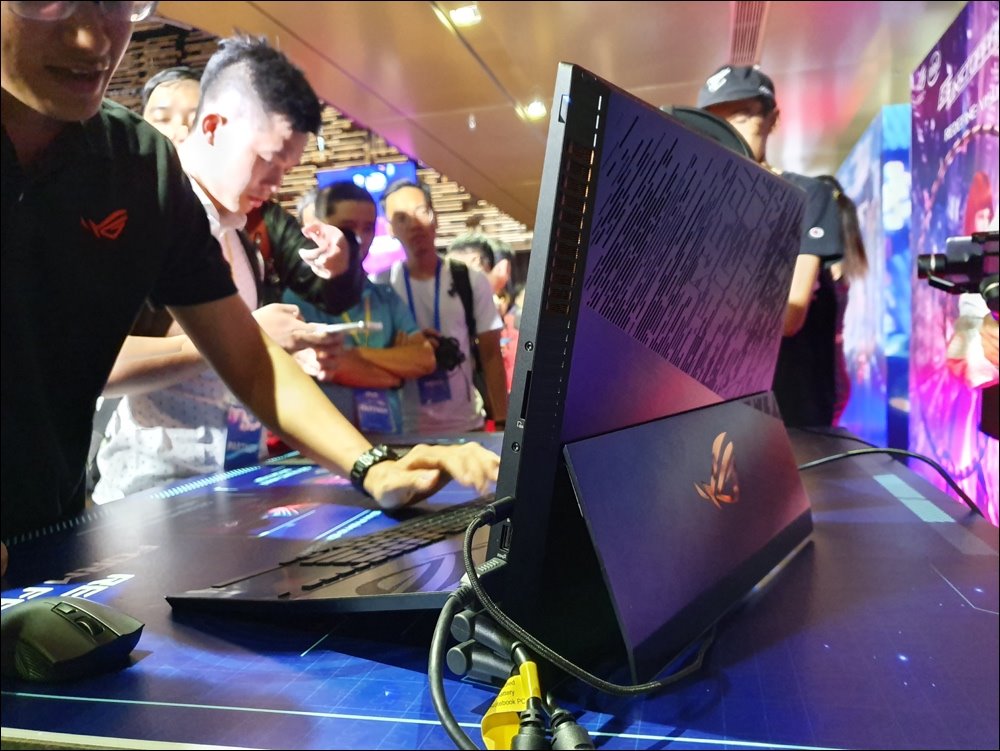 Asus giới thiệu máy tính giá 180 triệu đồng tại Việt Nam