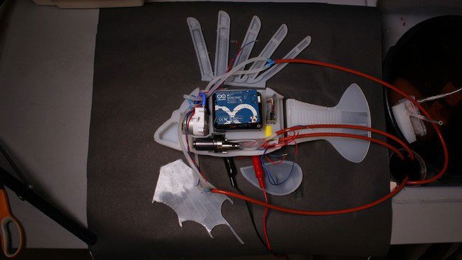 Các nhà khoa học đã sử dụng pin dạng lỏng thay cho chất lỏng thủy lực để di chuyển robot.