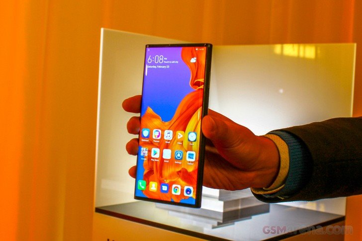 Chung số phận Galaxy Fold, Huawei Mate X chưa biết ngày lên kệ
