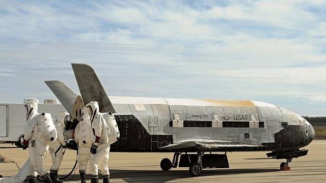 Máy bay X-37B bí ẩn lập kỷ lục mới về thời gian hoàn thành sứ mệnh trong không gian.