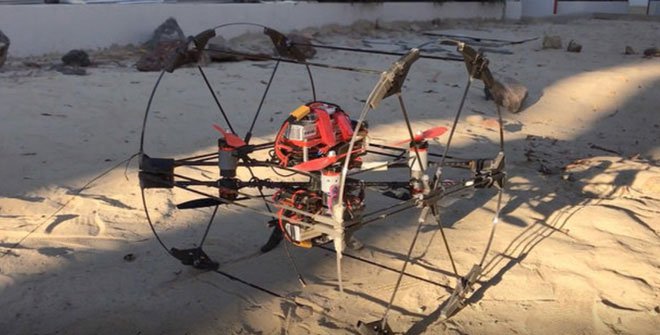 Robot này trông như một chiếc drone lắp trong một bánh xe giống loại dành cho chuột hamster.